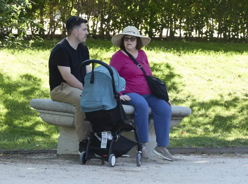  Archivo - Un hombre y una mujer con un carrito de beb&eacute; en el parque de El Retiro. - Jes&uacute;s Hell&iacute;n - Europa Press - Archivo 