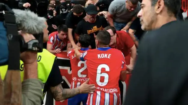  Jos&eacute; Mar&iacute;a Gimenez y Koke of Atletico hablando con unos ultras del Frente Atl&eacute;tico despu&eacute;s de que el Atl&eacute;tico-Real Madrid fuera detenido por los objetos arrojados a Courtois - Getty Images | 20 minutos 