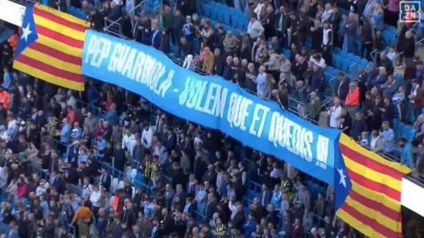  La afici&oacute;n del Manchester City intenta convencer a Pep Guardiola de renovar con dos esteladas y una pancarta en catal&aacute;n - DAZN | 20 minutos 