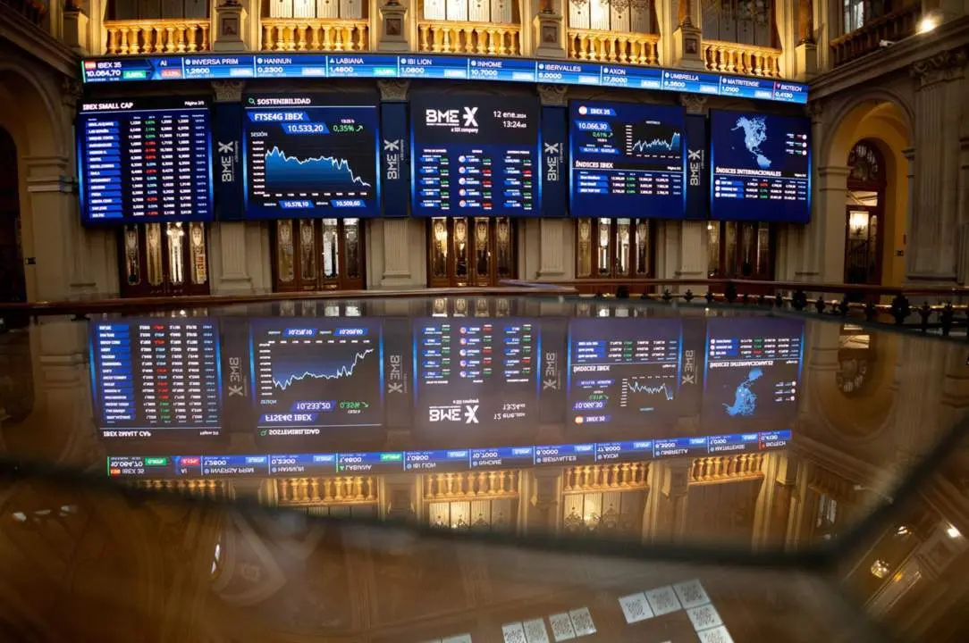  Archivo - Un panel del Ibex 35, en el Palacio de la Bolsa, a 12 de enero de 2024, en Madrid (Espa&ntilde;a). - Eduardo Parra - Europa Press - Archivo 