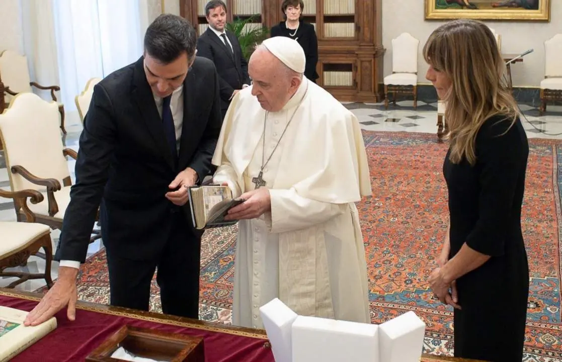  Archivo - El presidente del Gobierno, Pedro S&aacute;nchez, intercambia regalos con el Papa durante su visita en el Vaticano, acompa&ntilde;ado de su esposa Bego&ntilde;a G&oacute;mez. A 24 de octubre de 2020 en el Vaticano - PONTIFEX - Archivo 