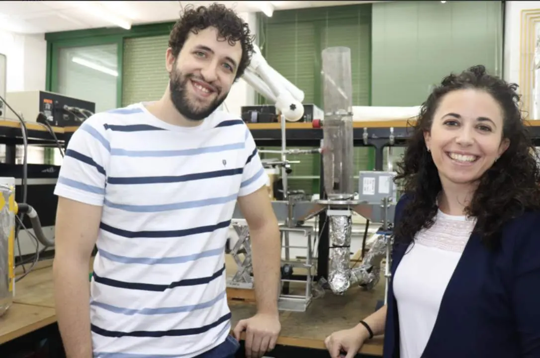  Los investigadores Roc&iacute;o Rinc&oacute;n y Francisco Javier Morales, en el laboratorio junto al nuevo dise&ntilde;o. 