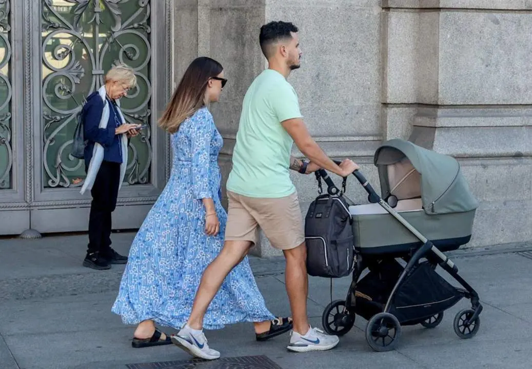  Una pareja pasea un carrito de beb&eacute;. - Ricardo Rubio - Europa Press 