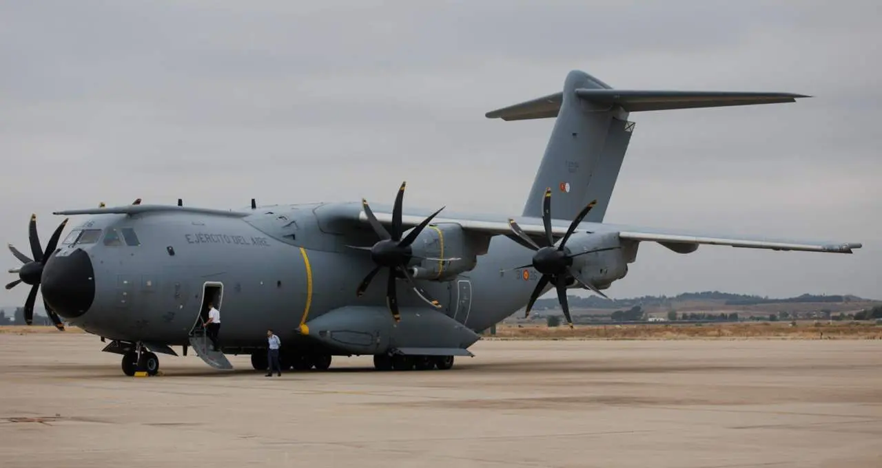  Un Airbus A400M durante la presentaci&oacute;n del logo que se ha dise&ntilde;ado con motivo del X aniversario de la proclamaci&oacute;n del Rey, en la base a&eacute;rea de Torrej&oacute;n de Ardoz, a 25 de septiembre de 2024, en Torrej&oacute;n de Ardoz, Madrid (Espa&ntilde;a). - Alejandro Mart&iacute;nez V&eacute;lez - Europa Press 
