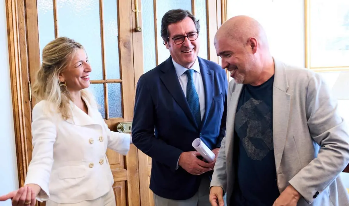 Archivo - (I-D) La vicepresidenta segunda y l&iacute;der de SUMAR, Yolanda D&iacute;az; el presidente de la CEOE, Antonio Garamendi, y el secretario general de CCOO, Unai Sordo. - Juanma Serrano - Europa Press - Archivo 