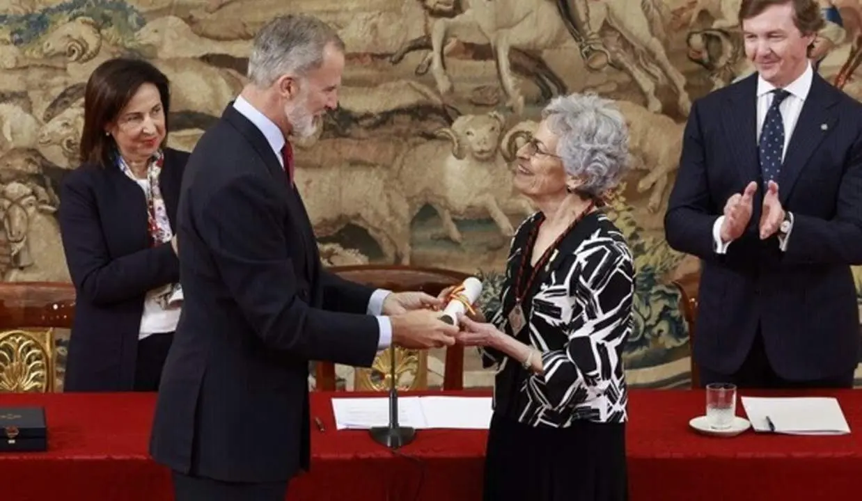  El Rey, Felipe VI, entrega el galard&oacute;n a la historiradora estadounidense, Carla Rahn Phillips, a 11 de octubre del 2024. - CASA DE S.M. EL REY 