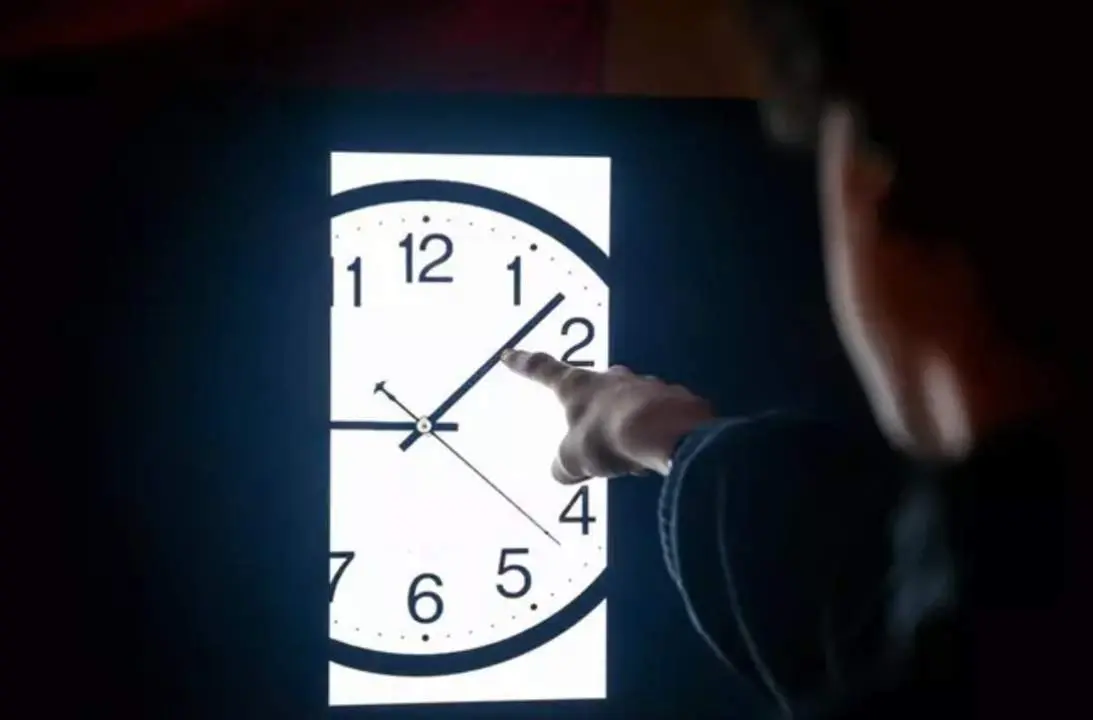  Archivo - Un joven se&ntilde;ala un reloj en una pantalla a 27 de octubre de 2021, en Madrid (Espa&ntilde;a).<br>- Ricardo Rubio - Europa Press - Archivo 