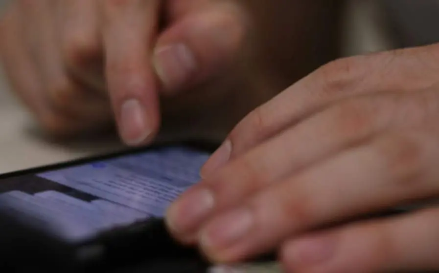  Persona con un tel&eacute;fono m&oacute;vil 