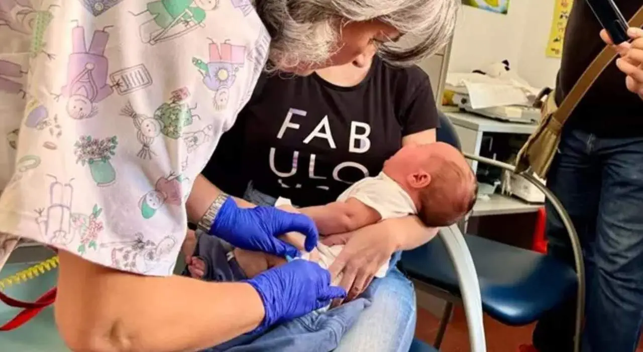  Vacunaci&oacute;n de un beb&eacute; contra la bronquiolitis.<br>- JUNTA DE ANDALUC&Iacute;A 