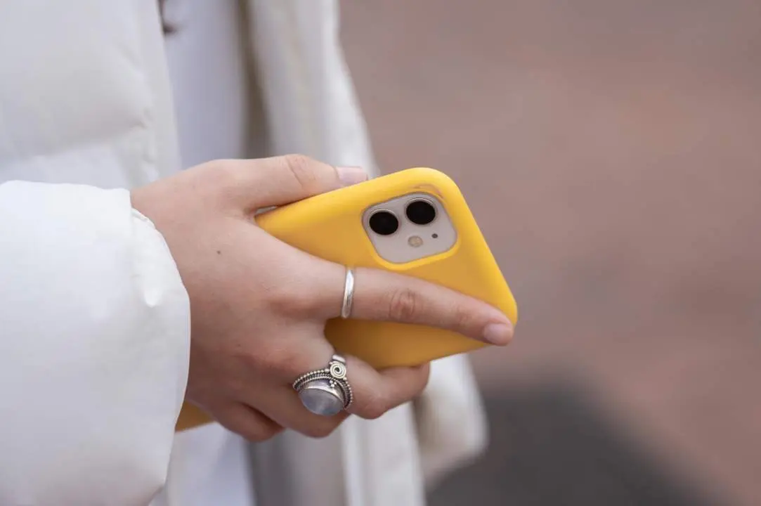  Archivo - Una persona usa el tel&eacute;fono m&oacute;vil - David Zorrakino - Europa Press - Archivo 