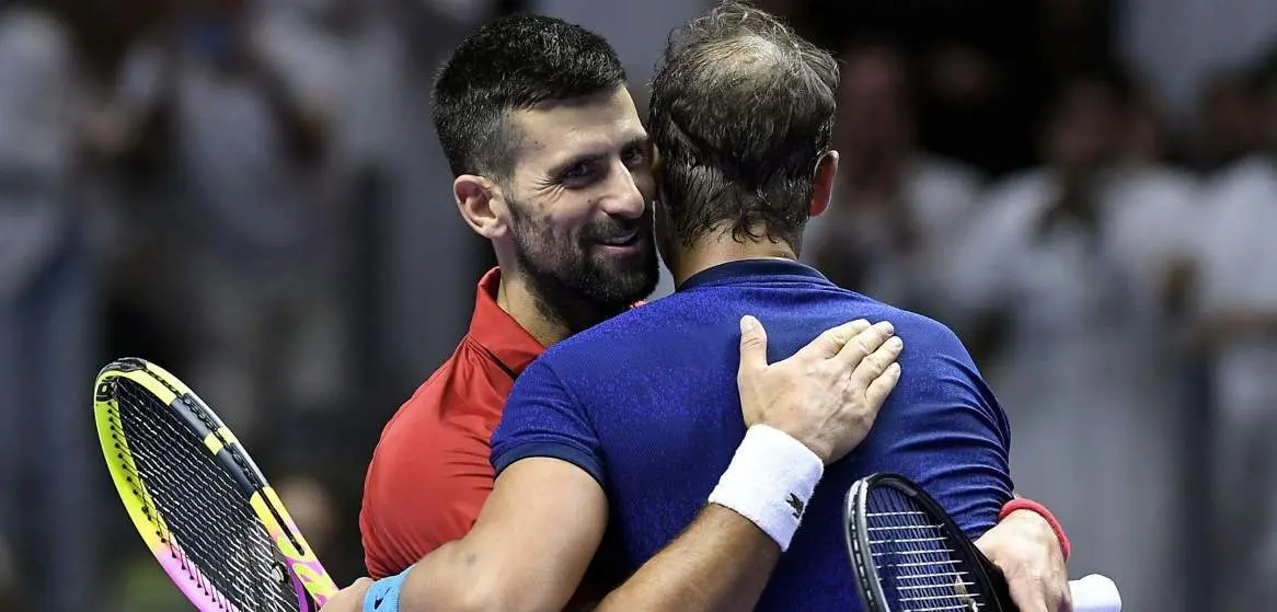  Novak Djokovic y Rafa Nadal se abrazan al acabar su partido por el tercer puesto en el Six Kings Slam. EFE | RTVE 
