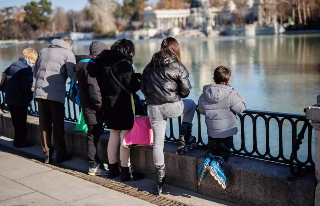  Archivo - Ni&ntilde;os juegan con sus regalos de Navidad al aire libre, en el Parque del Retiro, a 25 de diciembre de 2023, en Madrid (Espa&ntilde;a). - Alejandro Mart&iacute;nez V&eacute;lez - Europa Press - Archivo 
