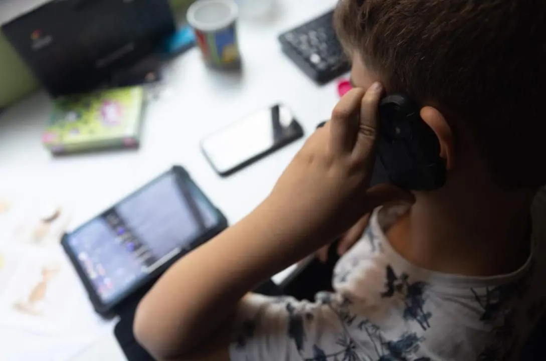  Archivo - Un ni&ntilde;o usa el tel&eacute;fono m&oacute;vil y una tablet, a 18 de octubre de 2023, en Madrid (Espa&ntilde;a). Seg&uacute;n la Vanguardia, en Espa&ntilde;a se estima que el 21% de los adolescentes es adicto a la red y casi la mitad reconoce que tiene "un contacto activo" cada 15 m - Eduardo Parra - Europa Press - Archivo 