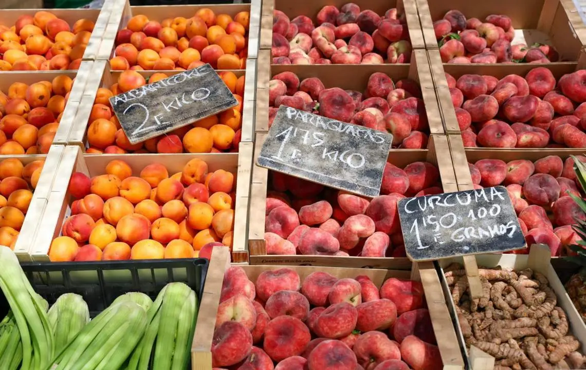  Archivo - Cajas de piezas de frutas en un mercado de la Comunidad de Madrid, a 12 de junio de 2024, en Madrid (Espa&ntilde;a). - Marta Fern&aacute;ndez Jara - Europa Press - Archivo 