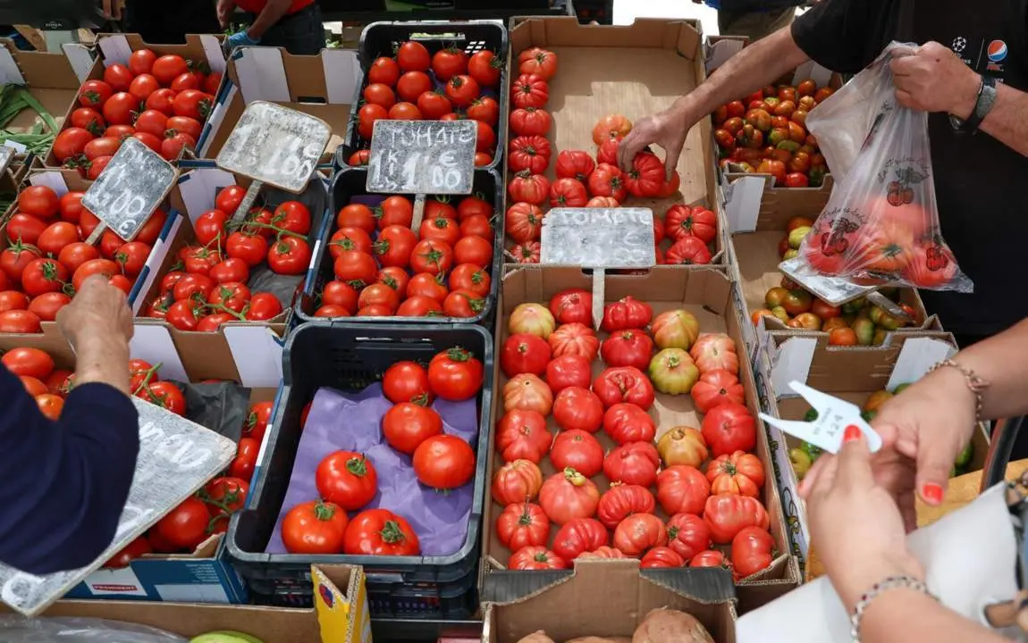  Archivo - Cajas de tomates en un mercado de la Comunidad de Madrid - Marta Fern&aacute;ndez Jara - Europa Press - Archivo 