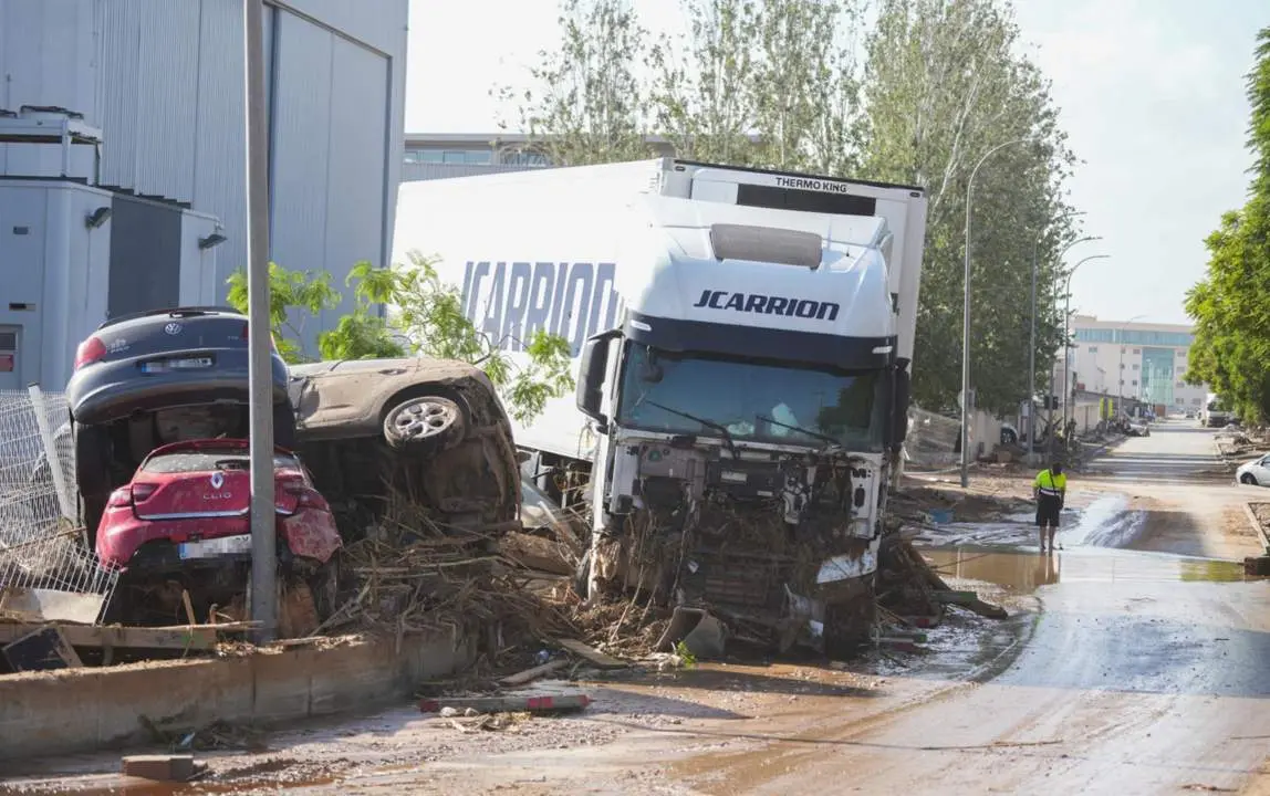  Veh&iacute;culos destrozados pol&iacute;gono Ribarroja tras el paso de la DANA, a 31 de octubre de 2024, en Valencia, Comunidad Valenciana (Espa&ntilde;a). - Jorge Gil - Europa Press 
