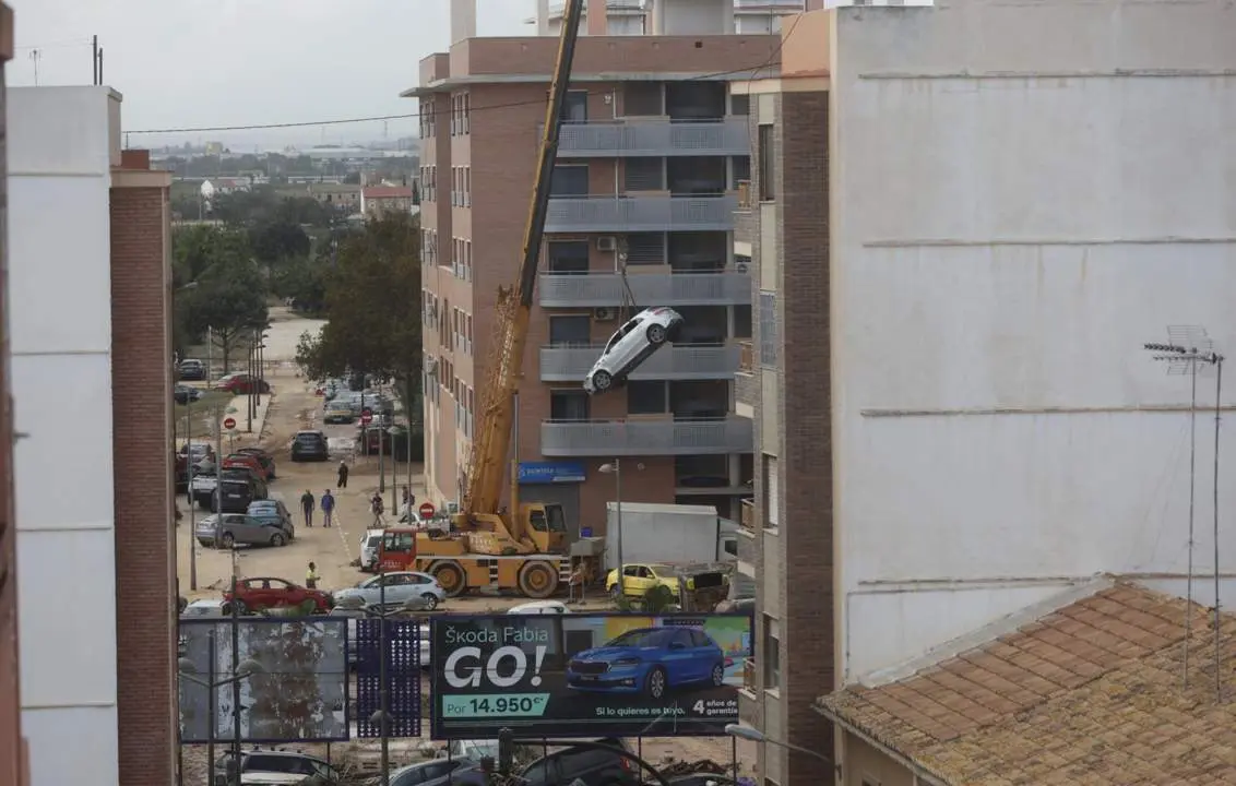  Vista de una gr&uacute;a retirando coches tras el paso de la DANA en el barrio de la Torre - Rober Solsona - Europa Press 