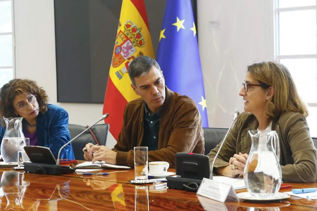  (I-D) La vicepresidenta primera y ministra de Hacienda, Mar&iacute;a Jes&uacute;s Montero; el presidente del Gobierno, Pedro S&aacute;nchez, y la vicepresidenta tercera y ministra para la Transici&oacute;n Ecol&oacute;gica y el Reto Demogr&aacute;fico, Teresa Ribera, durante una reuni&oacute;n del Comit - Pool Moncloa/Jos&eacute; Manuel &Aacute;lvarez | EP 