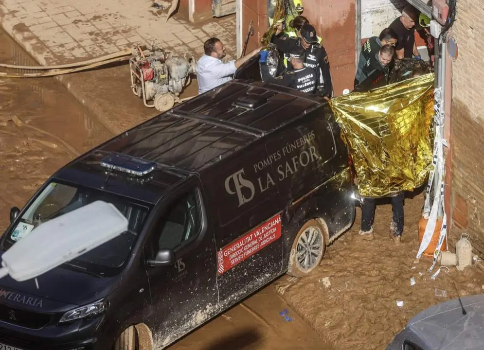  Un furg&oacute;n de la funeraria sale de un garaje con cad&aacute;veres localizados tras el paso de la DANA - Rober Solsona - Europa Press 