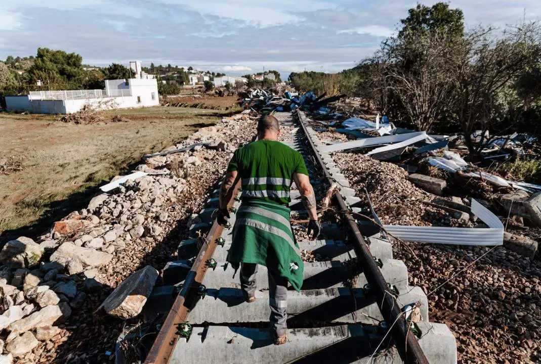 Un hombre camina por unas v&iacute;as de tren en una zona afectada por la DANA, a 2 de noviembre de 2024, en Chiva, Valencia, Comunidad Valenciana (Espa&ntilde;a). - Carlos Luj&aacute;n - Europa Press 