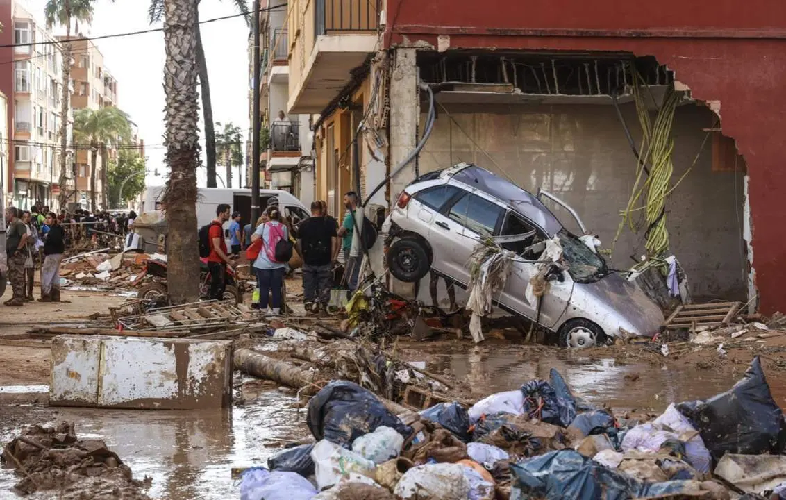  Varias personas limpian los estragos ocasionados por la DANA, a 1 de noviembre de 2024, en Paiporta, Valencia, Comunidad Valenciana (Espa&ntilde;a). - Rober Solsona - Europa Press 