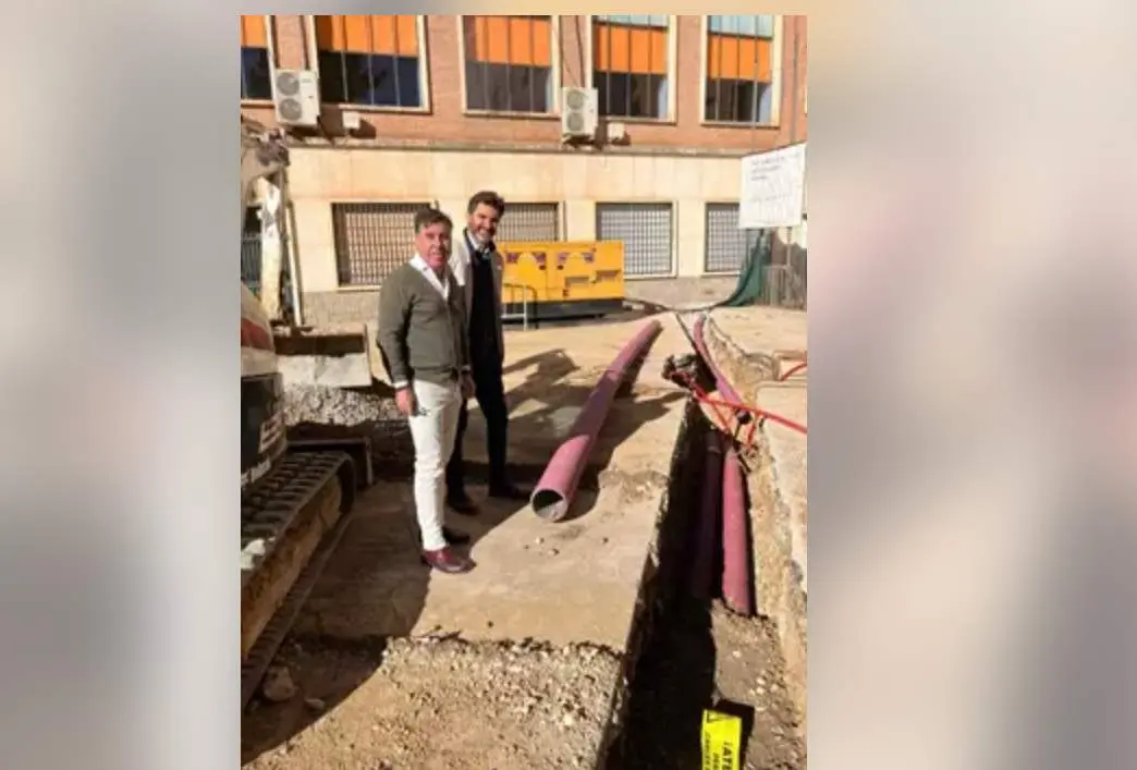  El delegado de Infraestructuras del Ayuntamiento, Miguel Ruiz Madruga, con Jos&eacute; Ram&oacute;n G&oacute;mez, de Instalaciones Caico, en el CEIP La Aduana.<br>- INSTALACIONES CAICO 