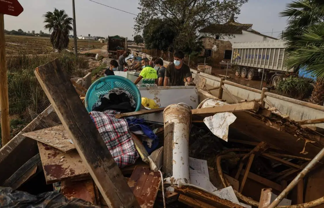  Escombros y basura recogida en un campo de cultivo tras el paso de la DANA, a 5 de noviembre de 2024, en Valencia, Comunidad Valenciana (Espa&ntilde;a). - Rober Solsona - Europa Press 