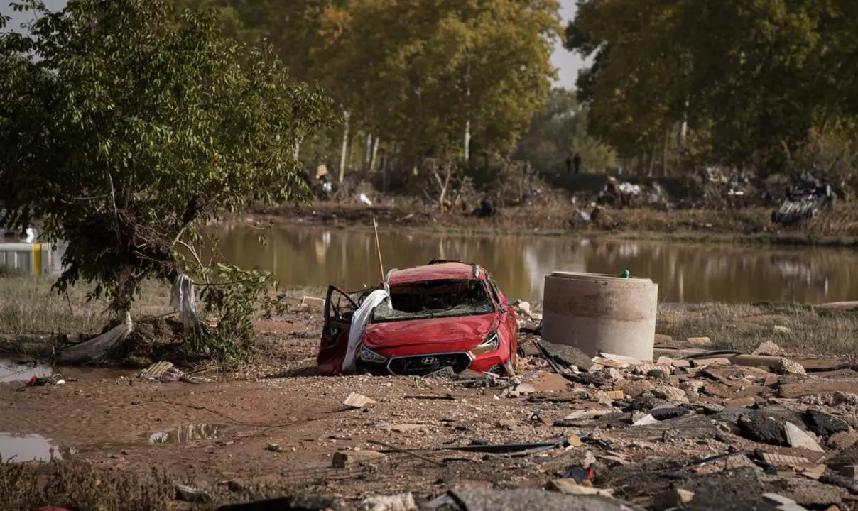  Un coche afectado por la DANA, en Utiel, Valencia - Diego Radam&eacute;s - Europa Press 