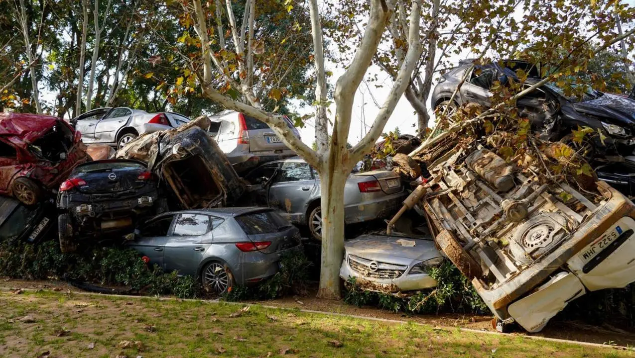  Veh&iacute;culos da&ntilde;ados por el paso de la DANA en Sedav&iacute; - Eduardo Manzana - Europa Press 