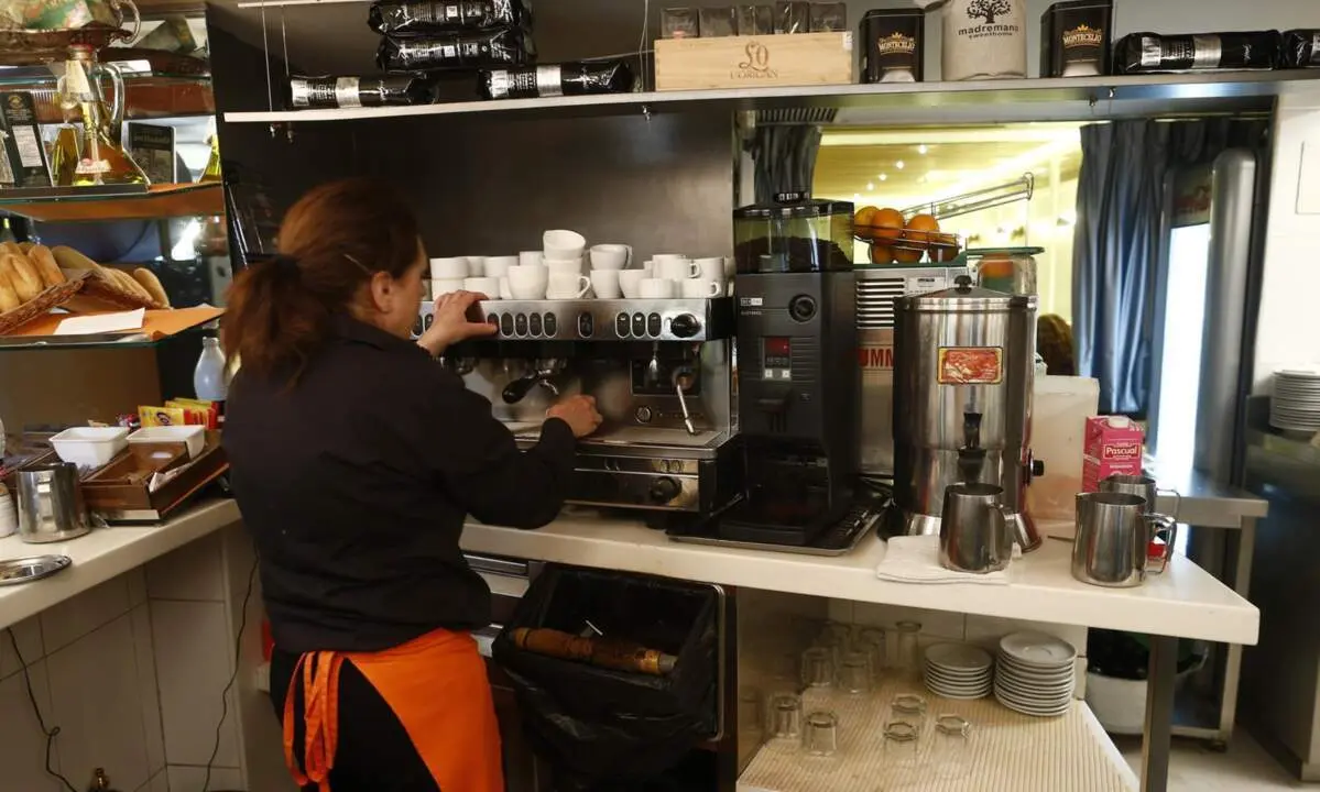  Archivo - trabajador, trabajando, camarero, bar, aut&oacute;nomo, consumo, cafeter&iacute;a, caf&eacute;, precios, IPC, empleo, paro, parados, hosteler&iacute;a - EUROPA PRESS - Archivo 