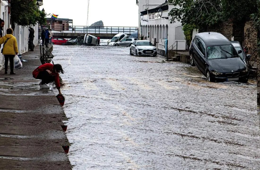 Coches arrastrados por la riera en Cadaqu&eacute;s, a 8 de noviembre de 2024, en Cadaqu&eacute;s, Girona, Catalunya (Espa&ntilde;a) - Gl&ograve;ria S&aacute;nchez - Europa Press 