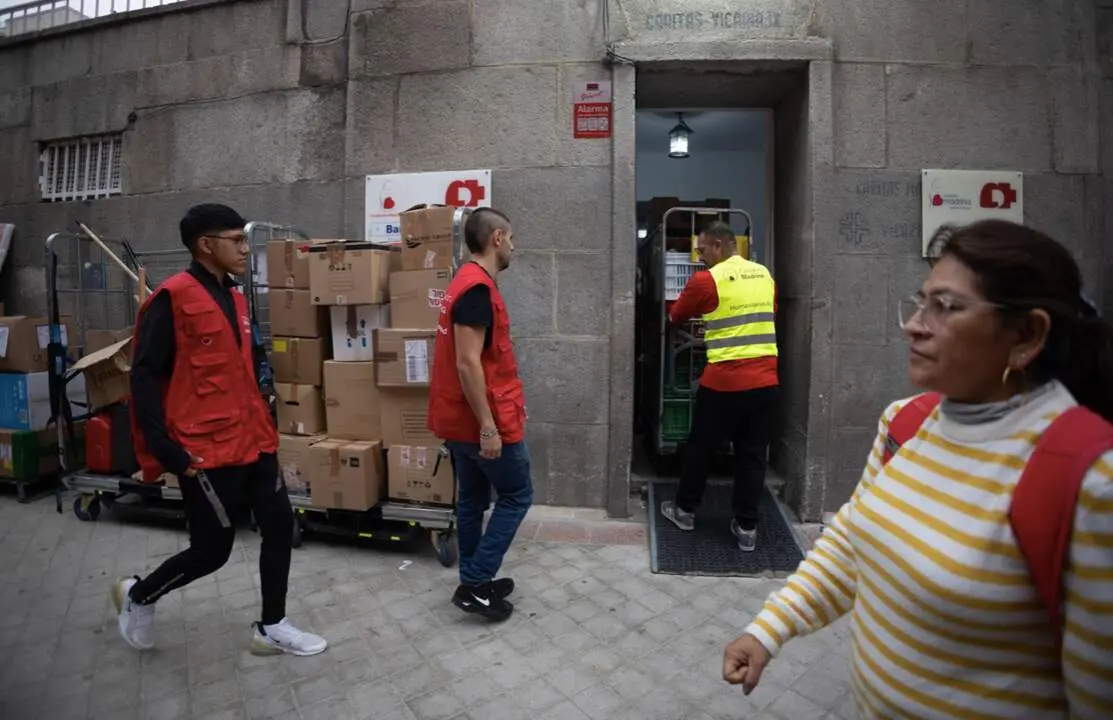  Voluntarios de la Fundaci&oacute;n Madrina preparan cajas con ayuda humanitaria para el segundo convoy que se dirige a Valencia, preparado por la Fundaci&oacute;n Madrina, a 8 de noviembre de 2024, en Madrid (Espa&ntilde;a). La Fundaci&oacute;n Madrina se moviliza de nuevo con este - Eduardo Parra - Europa Press 