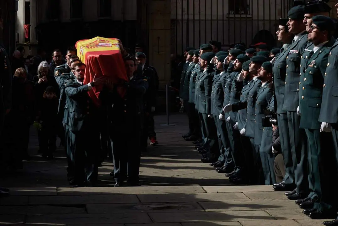  Archivo - Varios guardias civiles llevan el f&eacute;retro a la Catedral de Pamplona durante el funeral de uno de los guardias civiles fallecidos en Barbate tras ser embestidos por una narcolancha - Eduardo Sanz - Europa Press - Archivo 