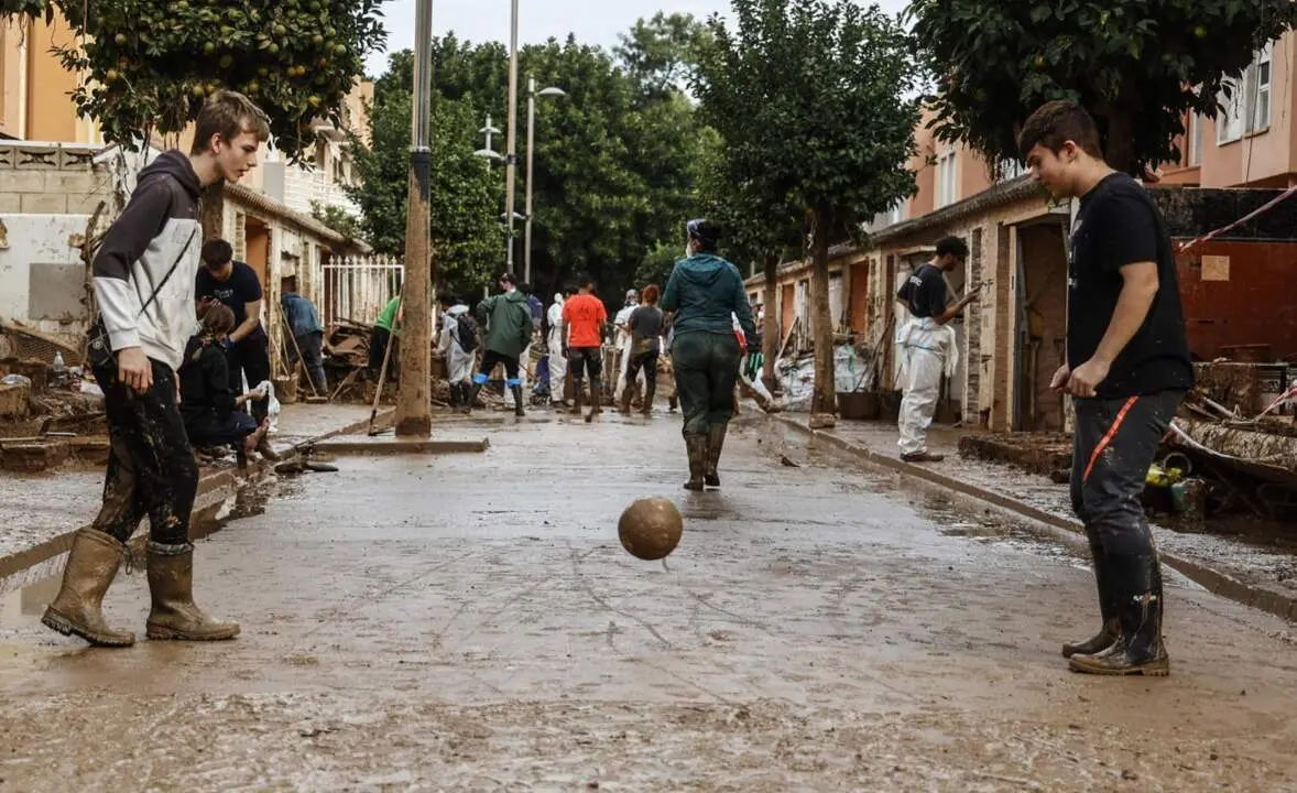  Dos chicos juegan al f&uacute;tbol en Alfafar, a 8 de noviembre de 2024, en Valencia, Comunidad Valenciana (Espa&ntilde;a). - Rober Solsona - Europa Press 
