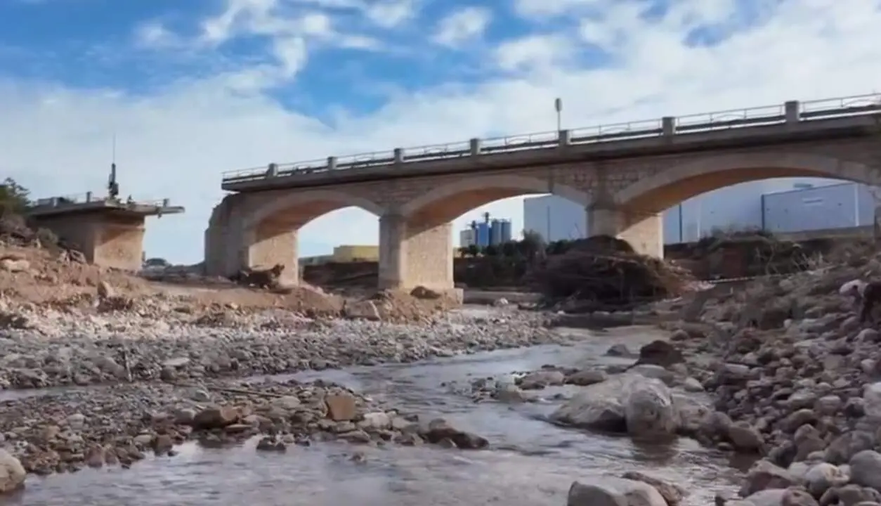  Efectivos de la UME y el Ej&eacute;rcito de Tierra trabajan ya en la instalaci&oacute;n de tres puentes temporales, en las localidades de Cheste, Riba-roja y Bu&ntilde;ol, para reponer infraestructuras da&ntilde;adas por la DANA - MINISTERIO DE DEFENSA 