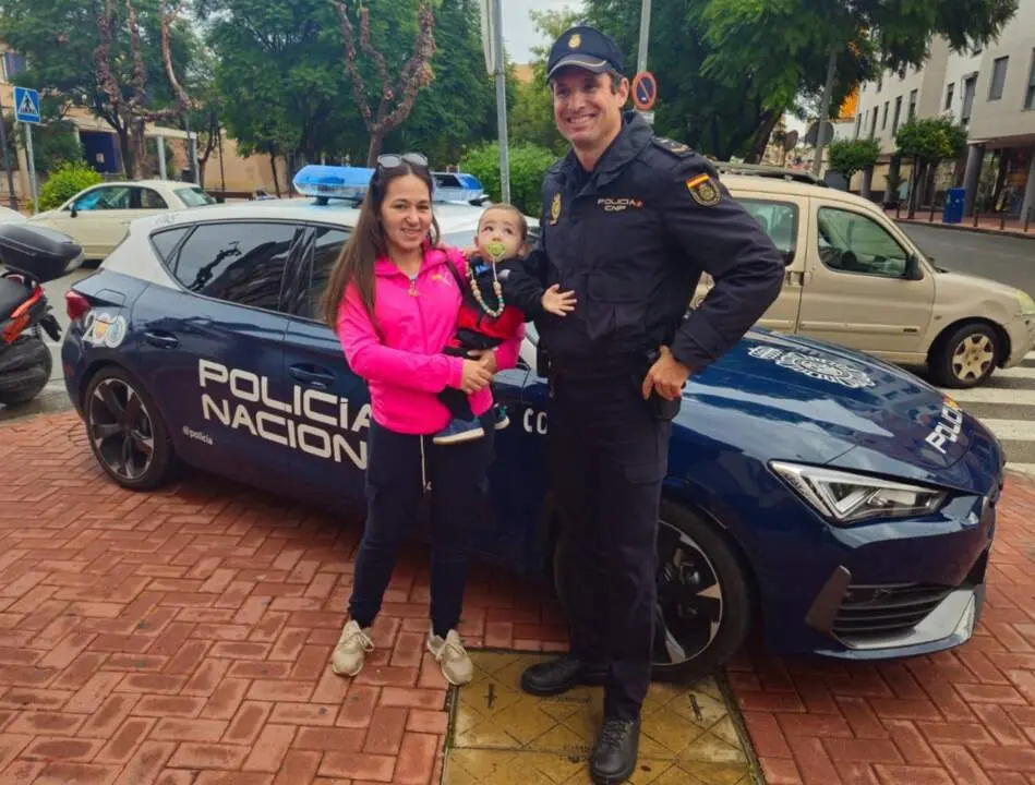  El agente junto a la madre y el beb&eacute; que salv&oacute; tras atragantarse - POLIC&Iacute;A NACIONAL 
