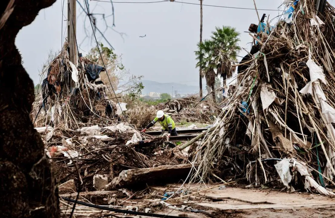  Un hombre participa en la recogida de escombros en una zona afectada por la DANA - Carlos Luj&aacute;n - Europa Press 