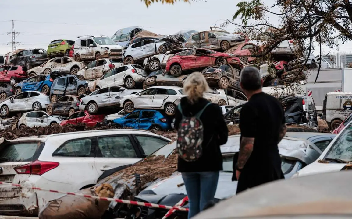  Coches amontonados en una zona afectada por la DANA, a 16 de noviembre de 2024, en Sedav&iacute;, Valencia - Carlos Luj&aacute;n - Europa Press 