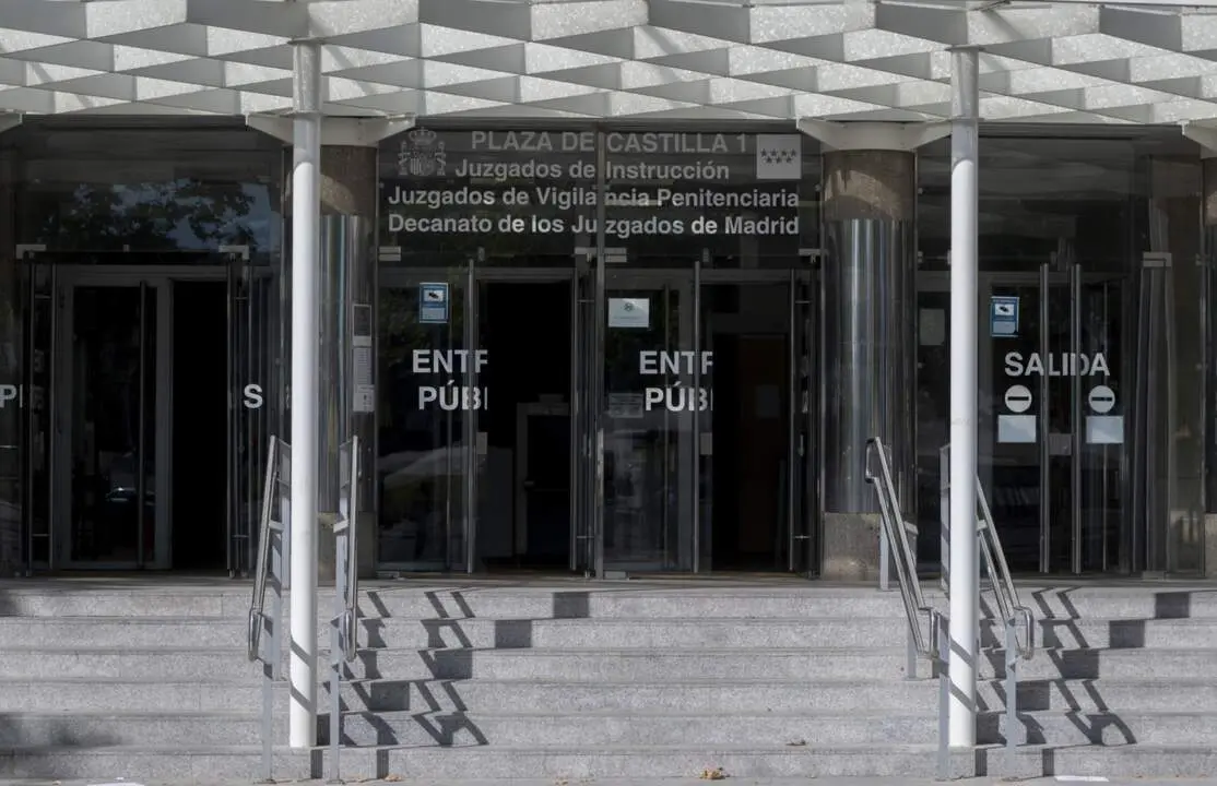  Archivo - Entrada de los Juzgados de Plaza de Castilla, a 1 de agosto de 2024, en Madrid (Espa&ntilde;a). El juez Juan Carlos Peinado, que investiga a Bego&ntilde;a G&oacute;mez, esposa del presidente del Gobierno, por tr&aacute;fico de influencias y corrupci&oacute;n en los negocios, toma - Alberto Ortega - Europa Press - Archivo 