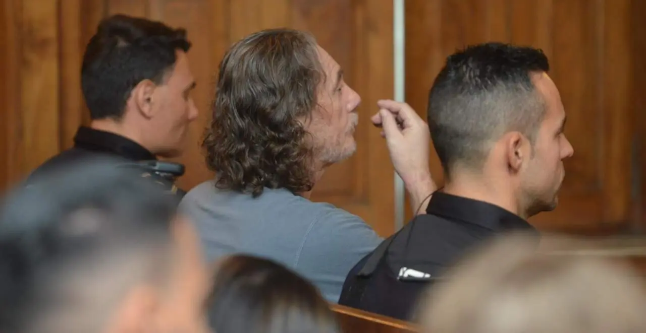  Archivo - Sito Mi&ntilde;anco -entre dos polic&iacute;as- en el banquillo de los acusados del Juzgado de Instrucci&oacute;n n&ordm;2 de Cambados. - Jes&uacute;s Fern&aacute;ndez/ Europa Press - Archivo 