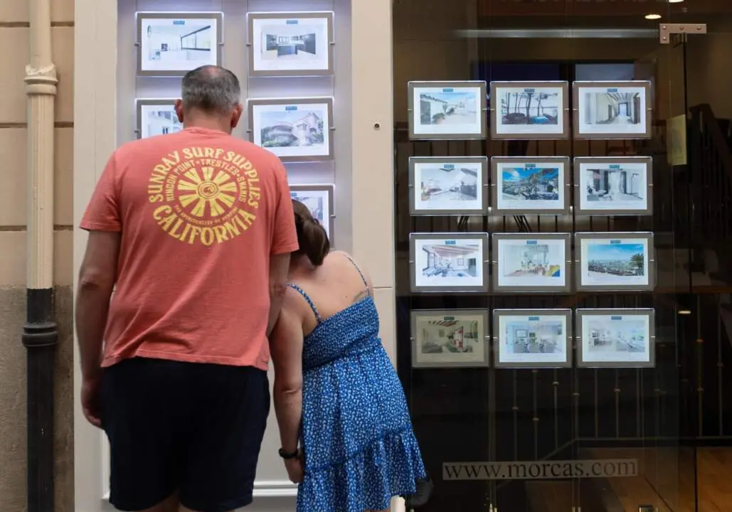  Archivo - Dos personas observan los anuncios de viviendas en venta en una inmobiliaria - Tom&agrave;s Moy&agrave; - Europa Press - Archivo 