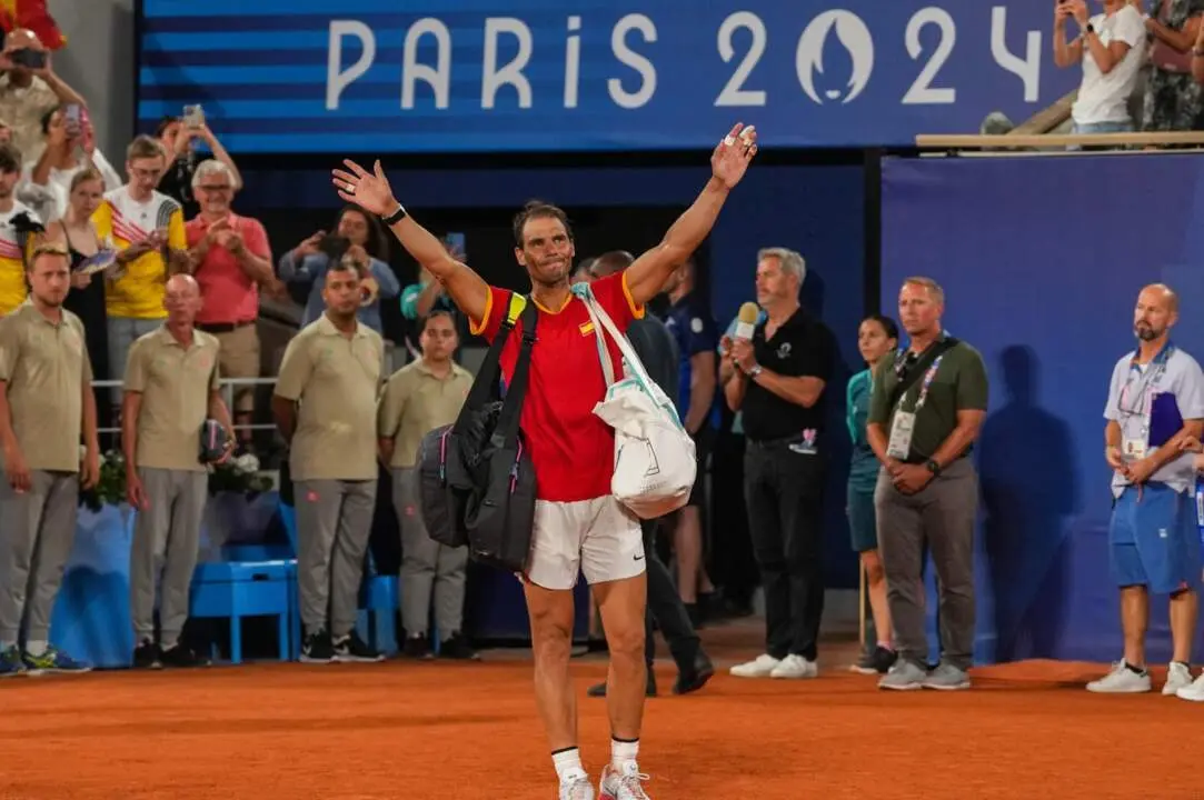  Archivo - Rafa Nadal se despide de los aficionados tras caer eliminado en dobles en los Juegos Ol&iacute;mpicos de Par&iacute;s - Alvaro Diaz / AFP7 / Europa Press - Archivo 
