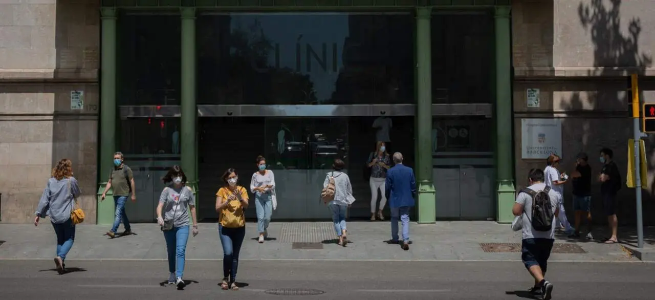  Archivo - Varias personas caminan cerca de la puerta del Hospital Cl&iacute;nic de Barcelona - David Zorrakino - Europa Press - Archivo 