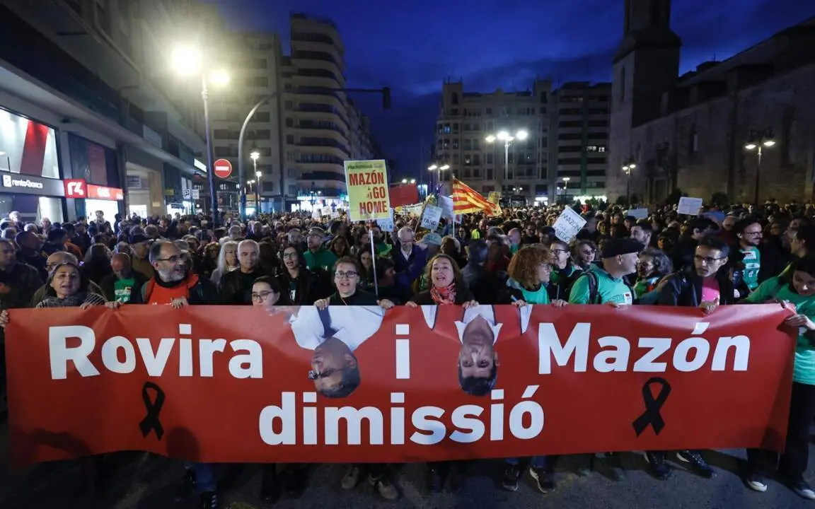  Cientos de personas durante una manifestaci&oacute;n convocada por la Plataforma per l'Ensenyament P&uacute;blic contra la gesti&oacute;n de la dana desde la plaza de San Agust&iacute;n a la plaza de La Virgen, a 23 de noviembre de 2024, en Val&egrave;ncia - Rober Solsona - Europa Press 