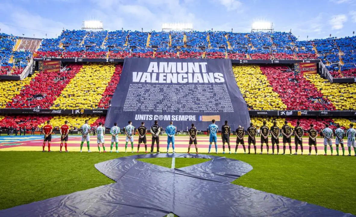  Mestalla homenajea a las v&iacute;ctimas de la DANA antes del Valencia-Betis - VALENCIA CF 