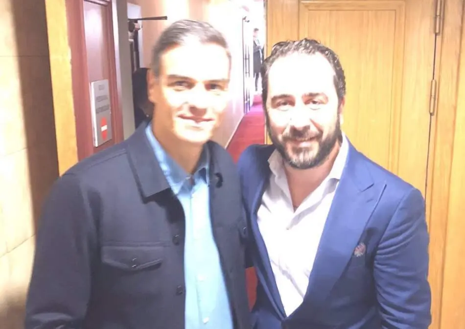  El presunto conseguidor del 'caso Koldo', V&iacute;ctor de Aldama, con el presidente del Gobierno, Pedro S&aacute;nchez - EUROPA PRESS 