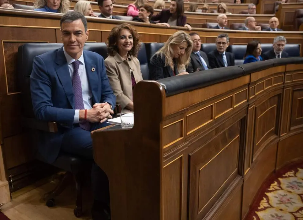  (-D) El presidente del Gobierno, Pedro S&aacute;nchez; la vicepresidenta primera y ministra de Hacienda, Mar&iacute;a Jes&uacute;s Montero y la vicepresidenta segunda y ministra de Trabajo, Yolanda D&iacute;az, durante una sesi&oacute;n plenaria, en el Congreso de los Diputados, a 27 de no - Eduardo Parra - Europa Press 