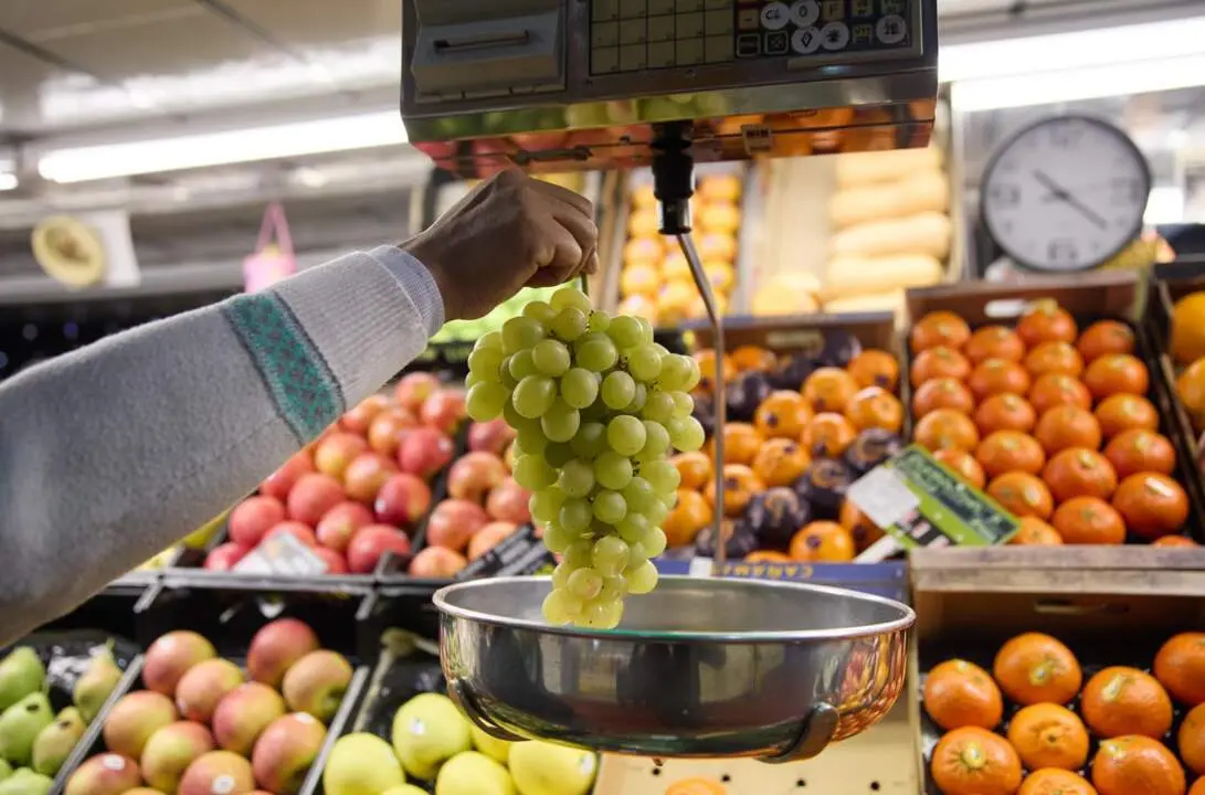  Archivo - Un dependiente pesa un racimo de uvas en un mercado - Jes&uacute;s Hell&iacute;n - Europa Press - Archivo 