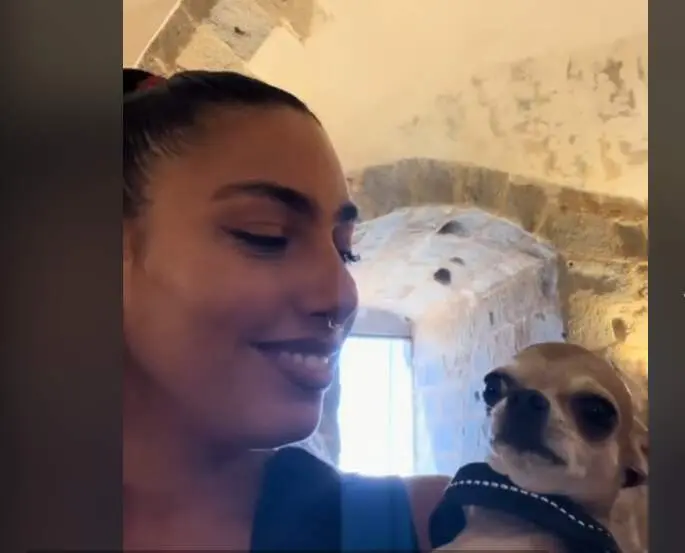  Mar&iacute;a Jos&eacute; Llergo junto a su perro Torreznito 