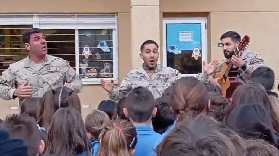  Los militares de C&aacute;diz cantando carnaval a los ni&ntilde;os de Valencia que vuelven al colegio tras la DANA 